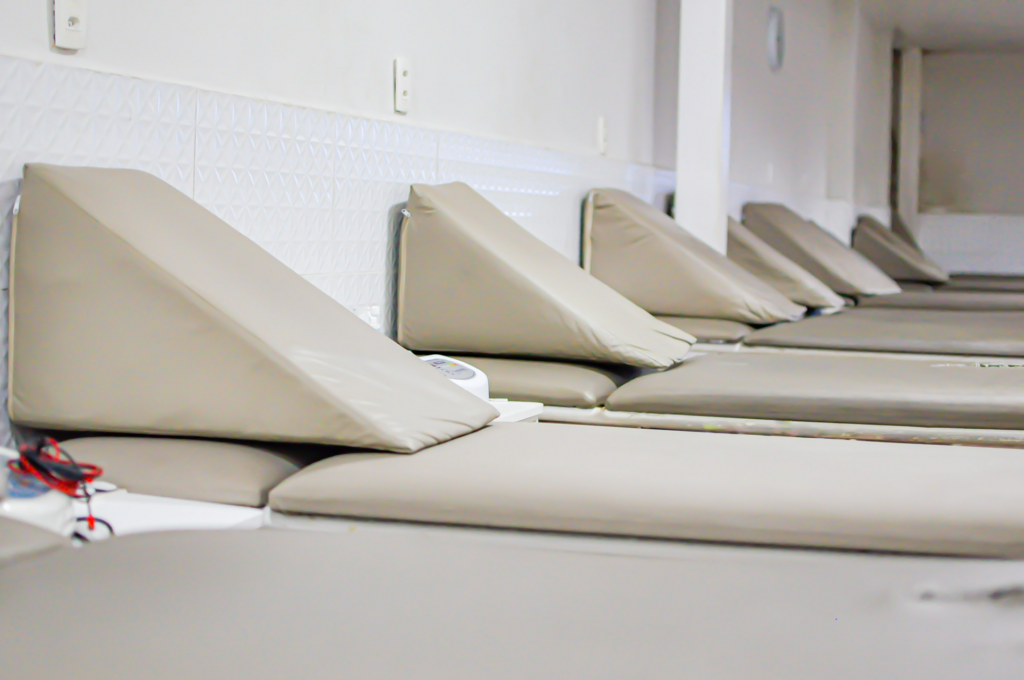 Sala de massoterapia para relaxamento e alívio de dores em Sobral CE na Fisioclin Messejana